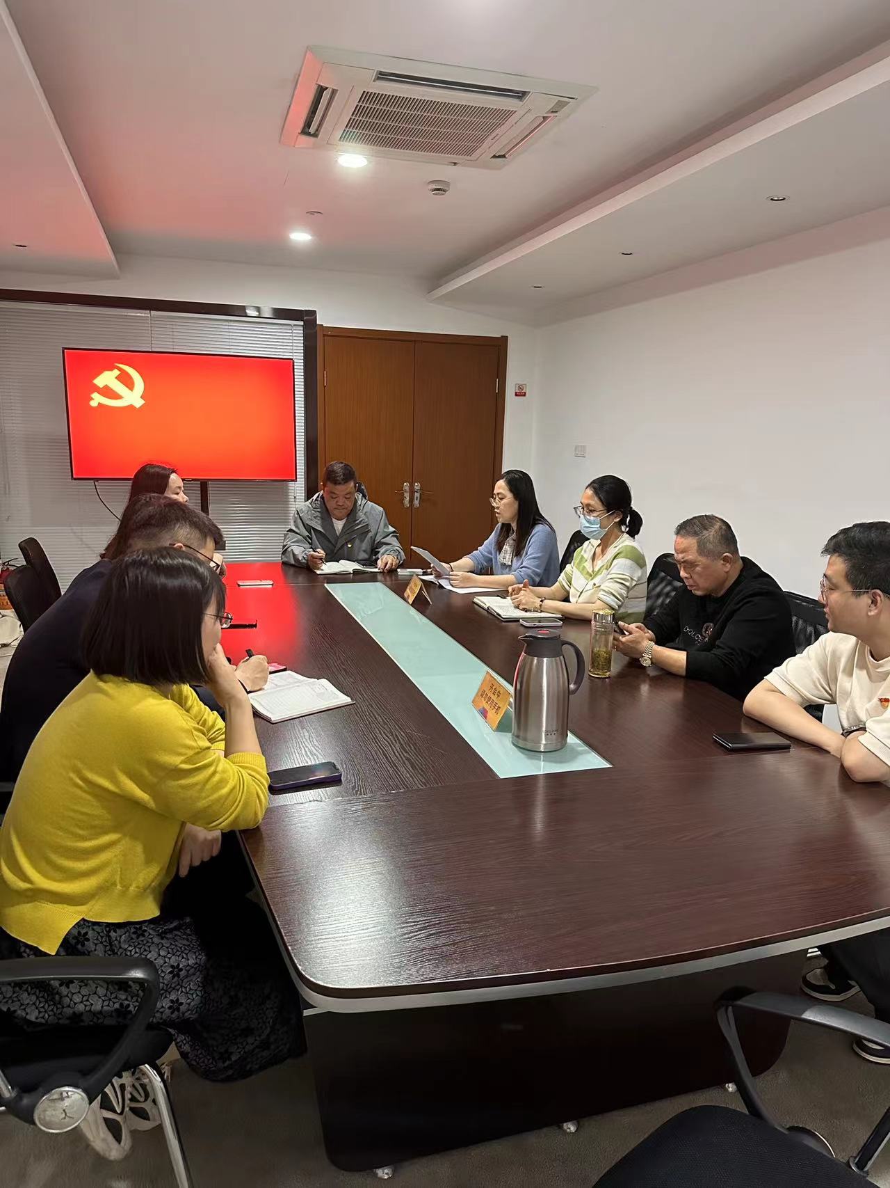 水晶城黨支部開展4月黨員會(huì)議