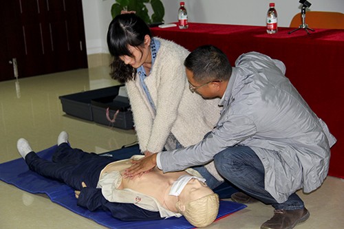 20131024建華文創(chuàng)園黨支部舉辦應(yīng)急救護(hù)知識培訓(xùn) (4).jpg